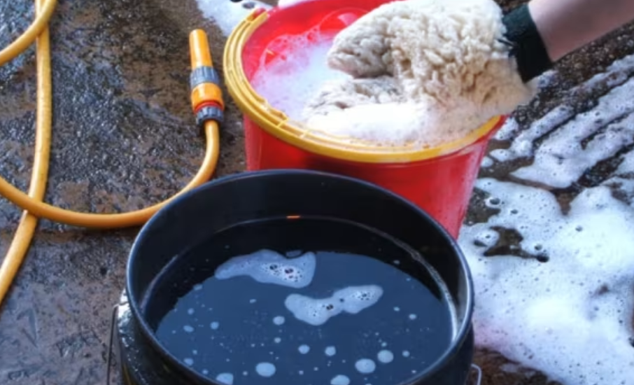 Rửa xe bằng nước giếng khoan có tốt không?